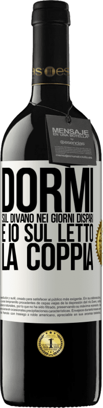 39,95 € Spedizione Gratuita | Vino rosso Edizione RED MBE Riserva Dormi sul divano nei giorni dispari e io sul letto la coppia Etichetta Bianca. Etichetta personalizzabile Riserva 12 Mesi Raccogliere 2016 Tempranillo