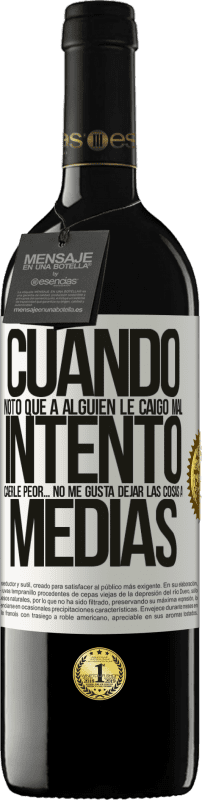 39,95 € Envío gratis | Vino Tinto Edición RED MBE Reserva Cuando noto que a alguien le caigo mal, intento caerle peor... no me gusta dejar las cosas a medias Etiqueta Blanca. Etiqueta personalizable Reserva 12 Meses Cosecha 2015 Tempranillo