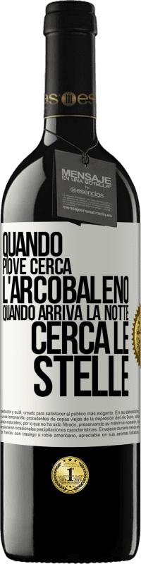 39,95 € Spedizione Gratuita | Vino rosso Edizione RED MBE Riserva Quando piove, cerca l'arcobaleno, quando arriva la notte, cerca le stelle Etichetta Bianca. Etichetta personalizzabile Riserva 12 Mesi Raccogliere 2015 Tempranillo