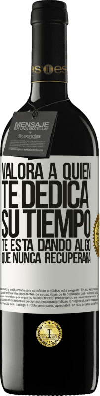 39,95 € Envío gratis | Vino Tinto Edición RED MBE Reserva Valora a quien te dedica su tiempo. Te está dando algo que nunca recuperará Etiqueta Blanca. Etiqueta personalizable Reserva 12 Meses Cosecha 2015 Tempranillo