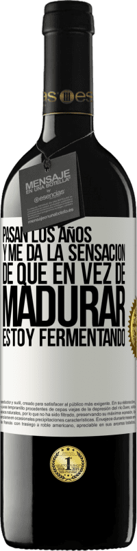 39,95 € Envío gratis | Vino Tinto Edición RED MBE Reserva Pasan los años y me da la sensación de que en vez de madurar, estoy fermentando Etiqueta Blanca. Etiqueta personalizable Reserva 12 Meses Cosecha 2015 Tempranillo