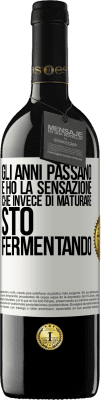 39,95 € Spedizione Gratuita | Vino rosso Edizione RED MBE Riserva Gli anni passano e ho la sensazione che invece di maturare, sto fermentando Etichetta Bianca. Etichetta personalizzabile Riserva 12 Mesi Raccogliere 2014 Tempranillo