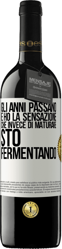 39,95 € Spedizione Gratuita | Vino rosso Edizione RED MBE Riserva Gli anni passano e ho la sensazione che invece di maturare, sto fermentando Etichetta Bianca. Etichetta personalizzabile Riserva 12 Mesi Raccogliere 2015 Tempranillo