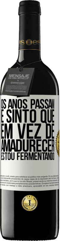 39,95 € Envio grátis | Vinho tinto Edição RED MBE Reserva Os anos passam e sinto que, em vez de amadurecer, estou fermentando Etiqueta Branca. Etiqueta personalizável Reserva 12 Meses Colheita 2015 Tempranillo