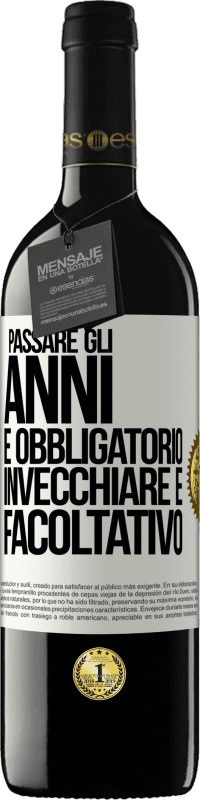 39,95 € Spedizione Gratuita | Vino rosso Edizione RED MBE Riserva Passare gli anni è obbligatorio, invecchiare è facoltativo Etichetta Bianca. Etichetta personalizzabile Riserva 12 Mesi Raccogliere 2015 Tempranillo