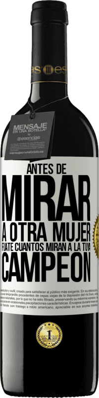 39,95 € Envío gratis | Vino Tinto Edición RED MBE Reserva Antes de mirar a otra mujer, fíjate cuantos miran a la tuya, campeón Etiqueta Blanca. Etiqueta personalizable Reserva 12 Meses Cosecha 2015 Tempranillo