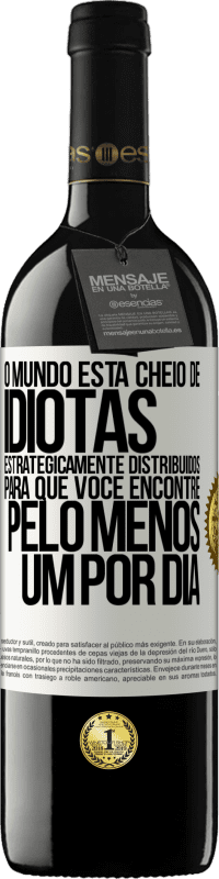 39,95 € Envio grátis | Vinho tinto Edição RED MBE Reserva O mundo está cheio de idiotas estrategicamente distribuídos para que você encontre pelo menos um por dia Etiqueta Branca. Etiqueta personalizável Reserva 12 Meses Colheita 2015 Tempranillo