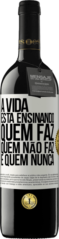 39,95 € Envio grátis | Vinho tinto Edição RED MBE Reserva A vida está ensinando quem faz, quem não faz e quem nunca Etiqueta Branca. Etiqueta personalizável Reserva 12 Meses Colheita 2015 Tempranillo