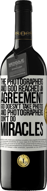 39,95 € 送料無料 | 赤ワイン REDエディション MBE 予約する 写真家と神は合意に達しました。神は写真を撮らず、写真家は奇跡をしません ホワイトラベル. カスタマイズ可能なラベル 予約する 12 月 収穫 2016 Tempranillo