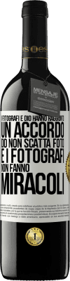 39,95 € Spedizione Gratuita | Vino rosso Edizione RED MBE Riserva I fotografi e Dio hanno raggiunto un accordo. Dio non scatta foto e i fotografi non fanno miracoli Etichetta Bianca. Etichetta personalizzabile Riserva 12 Mesi Raccogliere 2014 Tempranillo