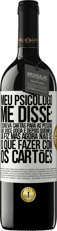 39,95 € Envio grátis | Vinho tinto Edição RED MBE Reserva Meu psicólogo me disse: escreva cartas para as pessoas que você odeia e depois queime-as. Já fiz, mas agora não sei o que Etiqueta Branca. Etiqueta personalizável Reserva 12 Meses Colheita 2015 Tempranillo