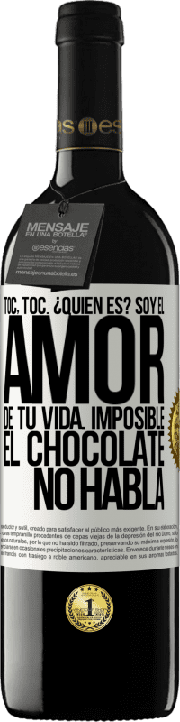 39,95 € Envío gratis | Vino Tinto Edición RED MBE Reserva Toc, toc. ¿Quién es? Soy el amor de tu vida. Imposible, el chocolate no habla Etiqueta Blanca. Etiqueta personalizable Reserva 12 Meses Cosecha 2016 Tempranillo