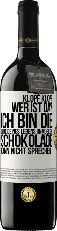 39,95 € Kostenloser Versand | Rotwein RED Ausgabe MBE Reserve Klopf klopf. Wer ist da? Ich bin die Liebe deines Lebens. Unmöglich, Schokolade kann nicht sprechen Weißes Etikett. Anpassbares Etikett Reserve 12 Monate Ernte 2015 Tempranillo