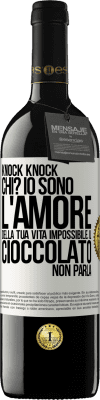 39,95 € Spedizione Gratuita | Vino rosso Edizione RED MBE Riserva Knock Knock. Chi? Io sono l'amore della tua vita Impossibile, il cioccolato non parla Etichetta Bianca. Etichetta personalizzabile Riserva 12 Mesi Raccogliere 2015 Tempranillo