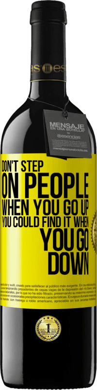 39,95 € 送料無料 | 赤ワイン REDエディション MBE 予約する あなたが上に行くときに人を踏まないでください、あなたが下に行くときにそれを見つけることができます 黄色のラベル. カスタマイズ可能なラベル 予約する 12 月 収穫 2016 Tempranillo