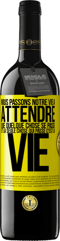 39,95 € Envoi gratuit | Vin rouge Édition RED MBE Réserve Nous passons notre vie à attendre que quelque chose se passe et la seule chose qui passe c'est la vie Étiquette Jaune. Étiquette personnalisable Réserve 12 Mois Récolte 2015 Tempranillo