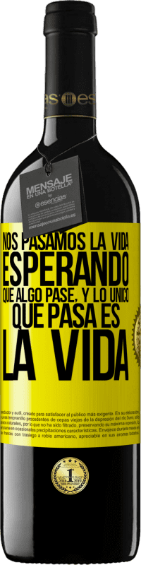 39,95 € Envío gratis | Vino Tinto Edición RED MBE Reserva Nos pasamos la vida esperando que algo pase, y lo único que pasa es la vida Etiqueta Amarilla. Etiqueta personalizable Reserva 12 Meses Cosecha 2015 Tempranillo