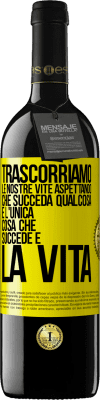 39,95 € Spedizione Gratuita | Vino rosso Edizione RED MBE Riserva Trascorriamo le nostre vite aspettando che succeda qualcosa e l'unica cosa che succede è la vita Etichetta Gialla. Etichetta personalizzabile Riserva 12 Mesi Raccogliere 2015 Tempranillo