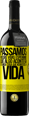 39,95 € Envio grátis | Vinho tinto Edição RED MBE Reserva Passamos nossas vidas esperando que algo aconteça, e a única coisa que acontece é a vida Etiqueta Amarela. Etiqueta personalizável Reserva 12 Meses Colheita 2014 Tempranillo