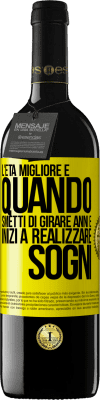 39,95 € Spedizione Gratuita | Vino rosso Edizione RED MBE Riserva L'età migliore è quando smetti di girare anni e inizi a realizzare sogni Etichetta Gialla. Etichetta personalizzabile Riserva 12 Mesi Raccogliere 2015 Tempranillo