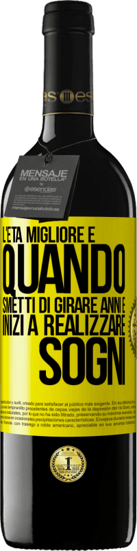 39,95 € Spedizione Gratuita | Vino rosso Edizione RED MBE Riserva L'età migliore è quando smetti di girare anni e inizi a realizzare sogni Etichetta Gialla. Etichetta personalizzabile Riserva 12 Mesi Raccogliere 2015 Tempranillo