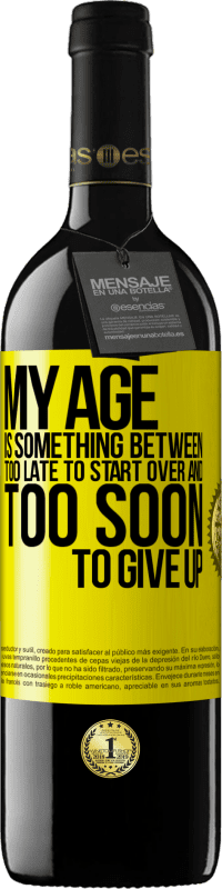 39,95 € 送料無料 | 赤ワイン REDエディション MBE 予約する 私の年齢は次のようなものです...最初からやり直すには遅すぎます...あきらめるには早すぎます 黄色のラベル. カスタマイズ可能なラベル 予約する 12 月 収穫 2016 Tempranillo