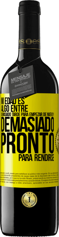 39,95 € Envío gratis | Vino Tinto Edición RED MBE Reserva Mi edad es algo entre… Demasiado tarde para empezar de nuevo y… demasiado pronto para rendirse Etiqueta Amarilla. Etiqueta personalizable Reserva 12 Meses Cosecha 2016 Tempranillo