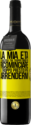 39,95 € Spedizione Gratuita | Vino rosso Edizione RED MBE Riserva La mia età è qualcosa tra ... Troppo tardi per ricominciare e ... troppo presto per arrendermi Etichetta Gialla. Etichetta personalizzabile Riserva 12 Mesi Raccogliere 2016 Tempranillo