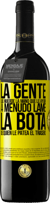 39,95 € Envío gratis | Vino Tinto Edición RED MBE Reserva La gente que muerde la mano que le ayuda, a menudo lame la bota de quien le patea el trasero Etiqueta Amarilla. Etiqueta personalizable Reserva 12 Meses Cosecha 2014 Tempranillo