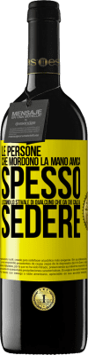 39,95 € Spedizione Gratuita | Vino rosso Edizione RED MBE Riserva Le persone che mordono la mano amica, spesso leccano lo stivale di qualcuno che dà dei calci al sedere Etichetta Gialla. Etichetta personalizzabile Riserva 12 Mesi Raccogliere 2014 Tempranillo