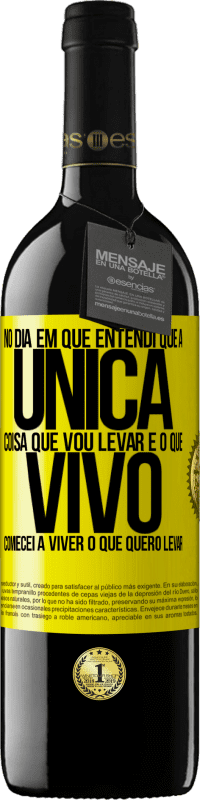 39,95 € Envio grátis | Vinho tinto Edição RED MBE Reserva No dia em que entendi que a única coisa que vou levar é o que vivo, comecei a viver o que quero levar Etiqueta Amarela. Etiqueta personalizável Reserva 12 Meses Colheita 2014 Tempranillo