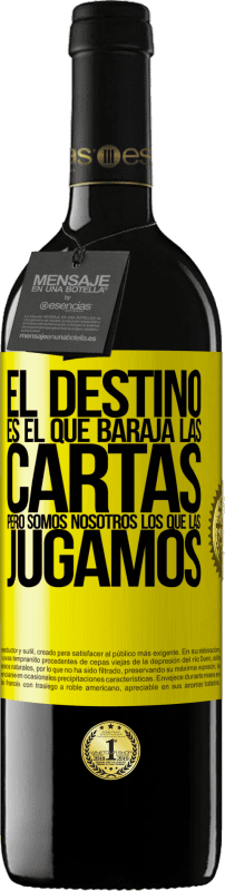 39,95 € Envío gratis | Vino Tinto Edición RED MBE Reserva El destino es el que baraja las cartas, pero somos nosotros los que las jugamos Etiqueta Amarilla. Etiqueta personalizable Reserva 12 Meses Cosecha 2015 Tempranillo