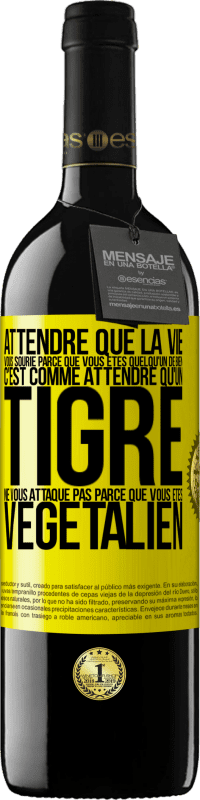 39,95 € Envoi gratuit | Vin rouge Édition RED MBE Réserve Attendre que la vie vous sourie parce que vous êtes quelqu'un de bien c'est comme attendre qu'un tigre ne vous attaque pas parce Étiquette Jaune. Étiquette personnalisable Réserve 12 Mois Récolte 2016 Tempranillo