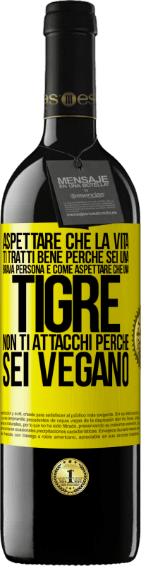 39,95 € Spedizione Gratuita | Vino rosso Edizione RED MBE Riserva Aspettare che la vita ti tratti bene perché sei una brava persona è come aspettare che una tigre non ti attacchi perché sei Etichetta Gialla. Etichetta personalizzabile Riserva 12 Mesi Raccogliere 2015 Tempranillo