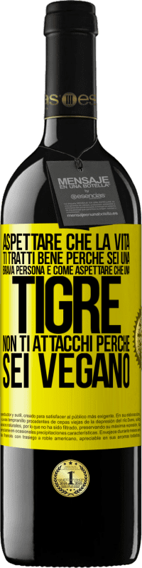 39,95 € Spedizione Gratuita | Vino rosso Edizione RED MBE Riserva Aspettare che la vita ti tratti bene perché sei una brava persona è come aspettare che una tigre non ti attacchi perché sei Etichetta Gialla. Etichetta personalizzabile Riserva 12 Mesi Raccogliere 2016 Tempranillo