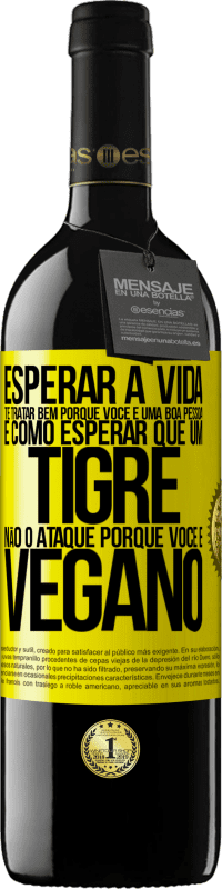 39,95 € Envio grátis | Vinho tinto Edição RED MBE Reserva Esperar a vida te tratar bem porque você é uma boa pessoa é como esperar que um tigre não o ataque porque você é vegano Etiqueta Amarela. Etiqueta personalizável Reserva 12 Meses Colheita 2015 Tempranillo