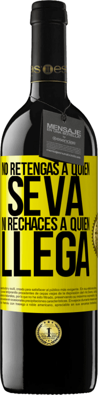 39,95 € Envío gratis | Vino Tinto Edición RED MBE Reserva No retengas a quien se va, ni rechaces a quien llega Etiqueta Amarilla. Etiqueta personalizable Reserva 12 Meses Cosecha 2015 Tempranillo