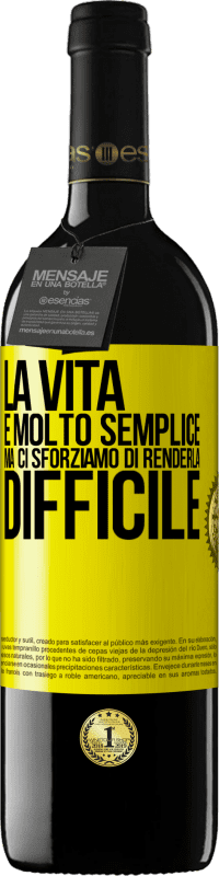 39,95 € Spedizione Gratuita | Vino rosso Edizione RED MBE Riserva La vita è molto semplice, ma ci sforziamo di renderla difficile Etichetta Gialla. Etichetta personalizzabile Riserva 12 Mesi Raccogliere 2016 Tempranillo