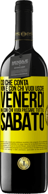 39,95 € Spedizione Gratuita | Vino rosso Edizione RED MBE Riserva Ciò che conta non è con chi vuoi uscire venerdì, ma con chi vuoi passare tutto il sabato Etichetta Gialla. Etichetta personalizzabile Riserva 12 Mesi Raccogliere 2014 Tempranillo