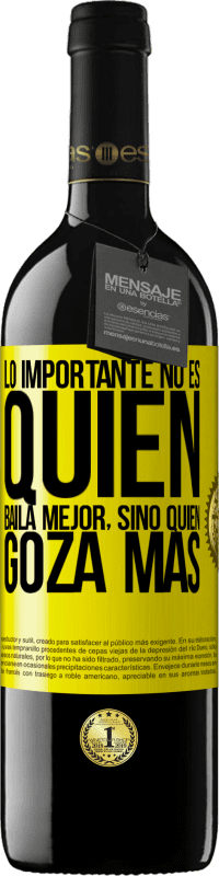 39,95 € Envío gratis | Vino Tinto Edición RED MBE Reserva Lo importante no es quién baila mejor, sino quién goza más Etiqueta Amarilla. Etiqueta personalizable Reserva 12 Meses Cosecha 2015 Tempranillo