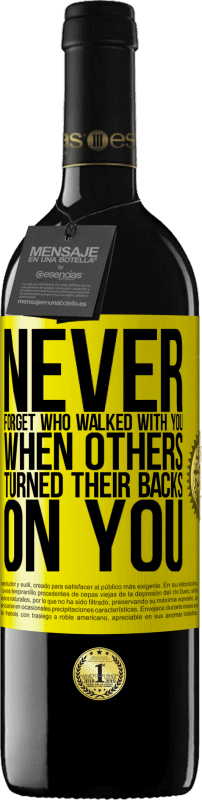 39,95 € Free Shipping | Red Wine RED Edition MBE Reserve Never forget who walked with you when others turned their backs on you Yellow Label. Customizable label Reserve 12 Months Harvest 2014 Tempranillo