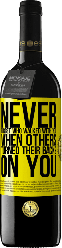 39,95 € Free Shipping | Red Wine RED Edition MBE Reserve Never forget who walked with you when others turned their backs on you Yellow Label. Customizable label Reserve 12 Months Harvest 2015 Tempranillo