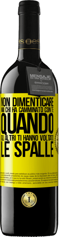 39,95 € Spedizione Gratuita | Vino rosso Edizione RED MBE Riserva Non dimenticare mai chi ha camminato con te quando gli altri ti hanno voltato le spalle Etichetta Gialla. Etichetta personalizzabile Riserva 12 Mesi Raccogliere 2015 Tempranillo