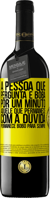 39,95 € Envio grátis | Vinho tinto Edição RED MBE Reserva A pessoa que pergunta é boba por um minuto. Aquele que permanece com a dúvida, permanece bobo para sempre Etiqueta Amarela. Etiqueta personalizável Reserva 12 Meses Colheita 2015 Tempranillo