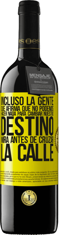 39,95 € Envío gratis | Vino Tinto Edición RED MBE Reserva Incluso la gente que afirma que no podemos hacer nada para cambiar nuestro destino, mira antes de cruzar la calle Etiqueta Amarilla. Etiqueta personalizable Reserva 12 Meses Cosecha 2015 Tempranillo