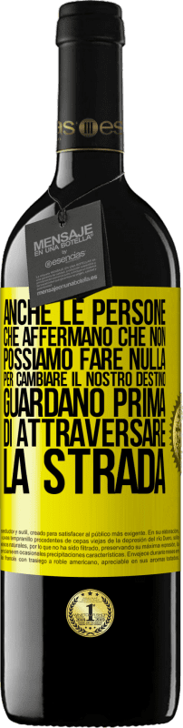 39,95 € Spedizione Gratuita | Vino rosso Edizione RED MBE Riserva Anche le persone che affermano che non possiamo fare nulla per cambiare il nostro destino, guardano prima di attraversare la Etichetta Gialla. Etichetta personalizzabile Riserva 12 Mesi Raccogliere 2015 Tempranillo