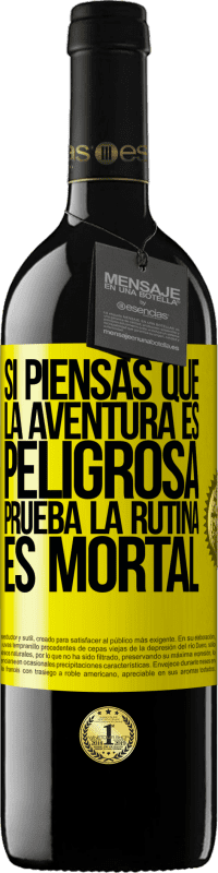 39,95 € Envío gratis | Vino Tinto Edición RED MBE Reserva Si piensas que la aventura es peligrosa, prueba la rutina. Es mortal Etiqueta Amarilla. Etiqueta personalizable Reserva 12 Meses Cosecha 2015 Tempranillo