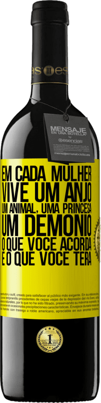 39,95 € Envio grátis | Vinho tinto Edição RED MBE Reserva Em cada mulher vive um anjo, um animal, uma princesa, um demônio. O que você acorda é o que você terá Etiqueta Amarela. Etiqueta personalizável Reserva 12 Meses Colheita 2015 Tempranillo