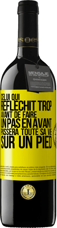 39,95 € Envoi gratuit | Vin rouge Édition RED MBE Réserve Celui qui réfléchit trop avant de faire un pas en avant passera toute sa vie sur un pied Étiquette Jaune. Étiquette personnalisable Réserve 12 Mois Récolte 2015 Tempranillo