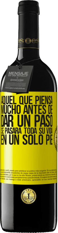 39,95 € Envío gratis | Vino Tinto Edición RED MBE Reserva Aquel que piensa mucho antes de dar un paso, se pasará toda su vida en un solo pie Etiqueta Amarilla. Etiqueta personalizable Reserva 12 Meses Cosecha 2015 Tempranillo